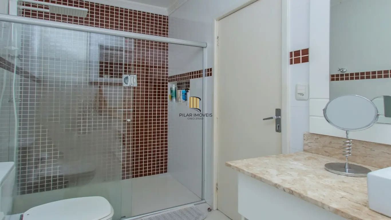Apartamento com 3 dormitórios e 99m² à venda em Petrópolis.