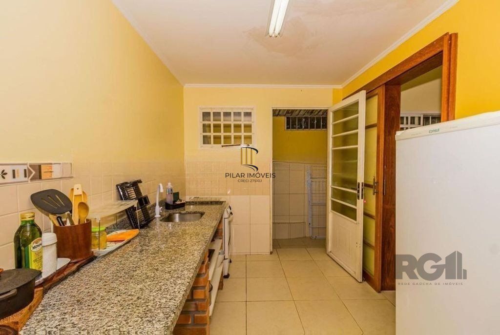 São duas casas no mesmo pátio, com 308,22m² de área construída. Próxima a Av. Teresópolis.