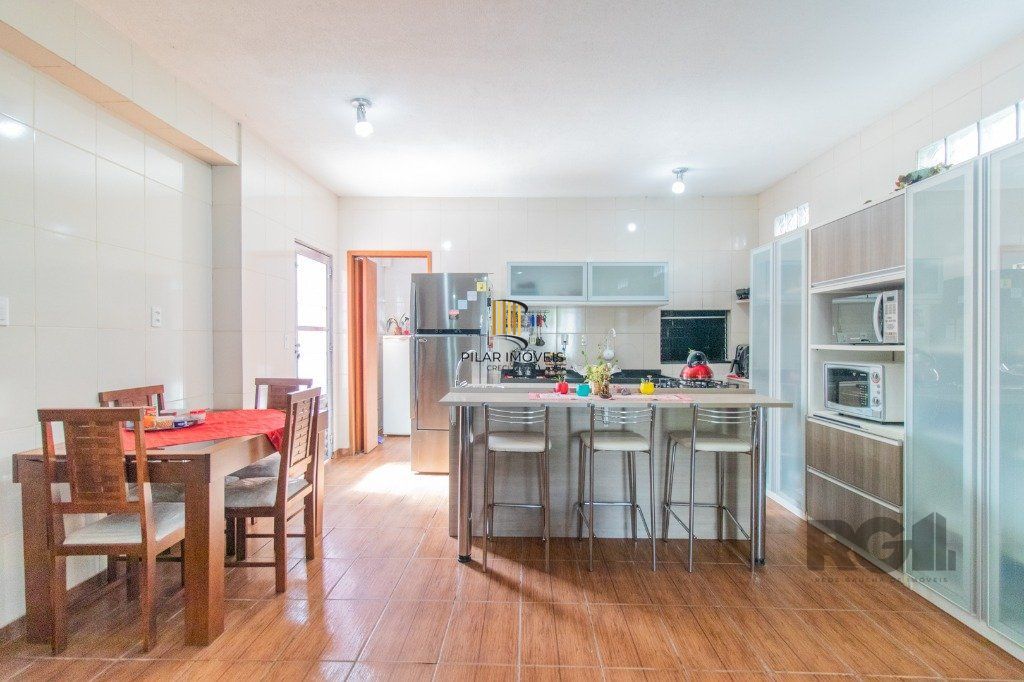 Casa com 3 dormitórios e 3 vagas no bairro Santa Tereza