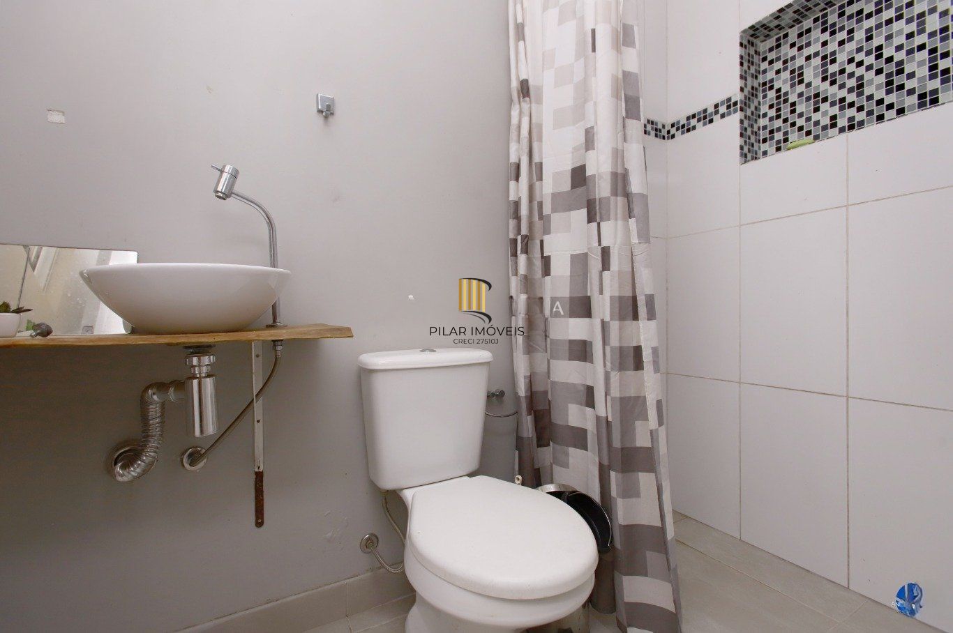 Casa com Edícula nos fundos, total de 5 dormitórios no Bairro gloria.