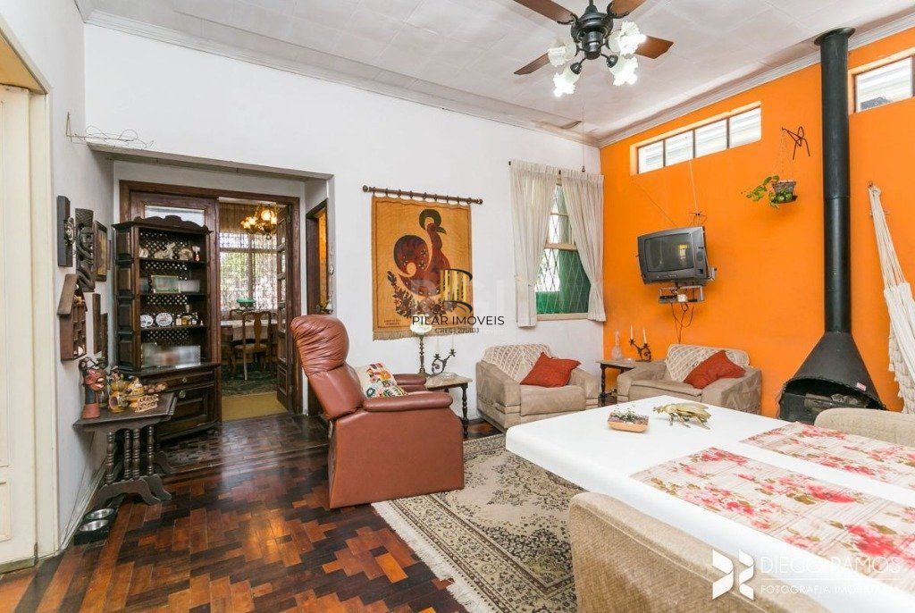 Casa para Venda - 198m², 3 dormitórios, sendo 1 suites, 4 vagas - Petrópolis