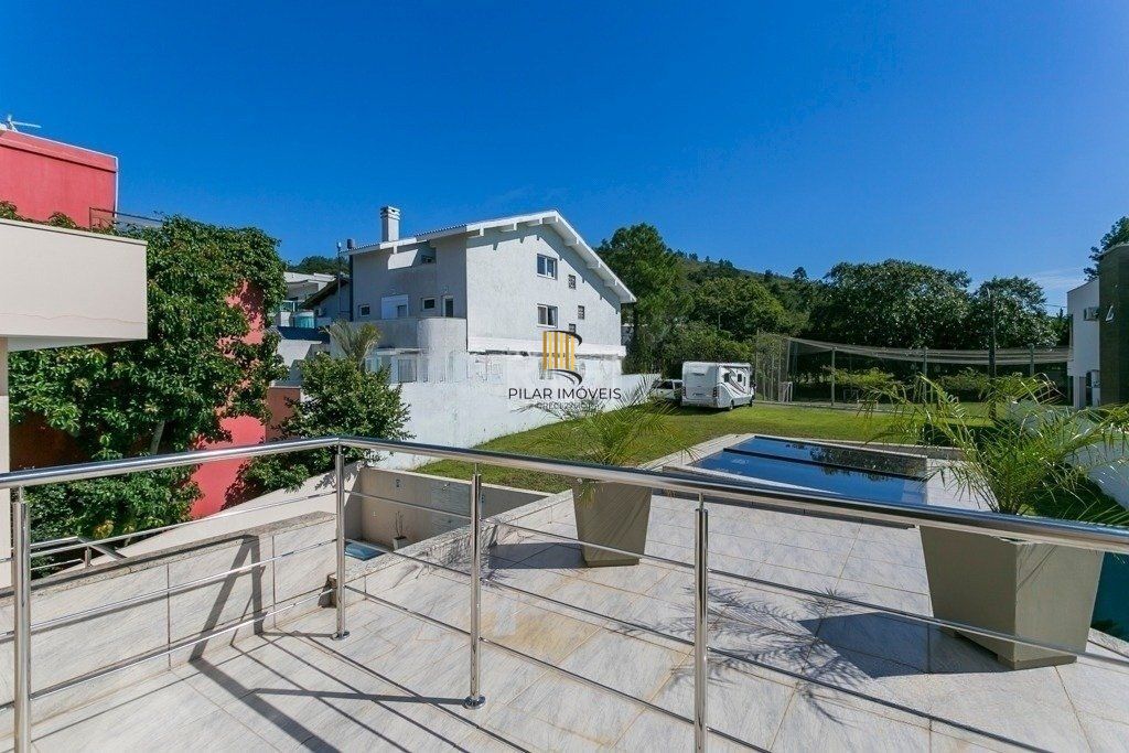 Excelente casa em condomínio com 3 suítes, piscina e 3 vagas de garagem