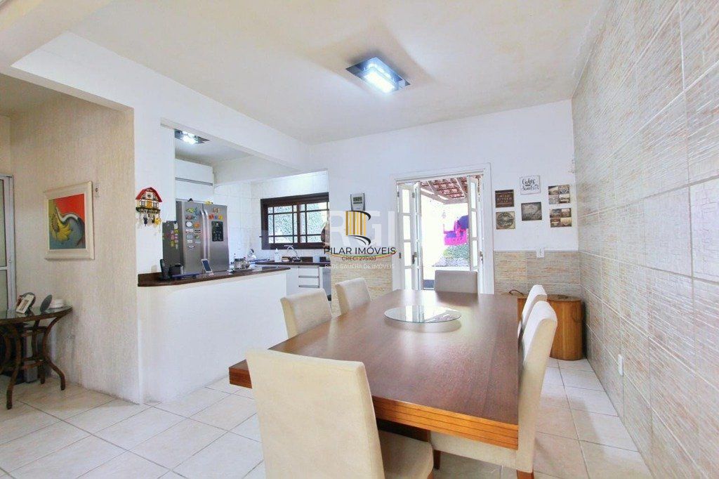 Casa para Venda - 260m², 5 dormitórios, sendo 2 suites, 4 vagas - Teresópolis