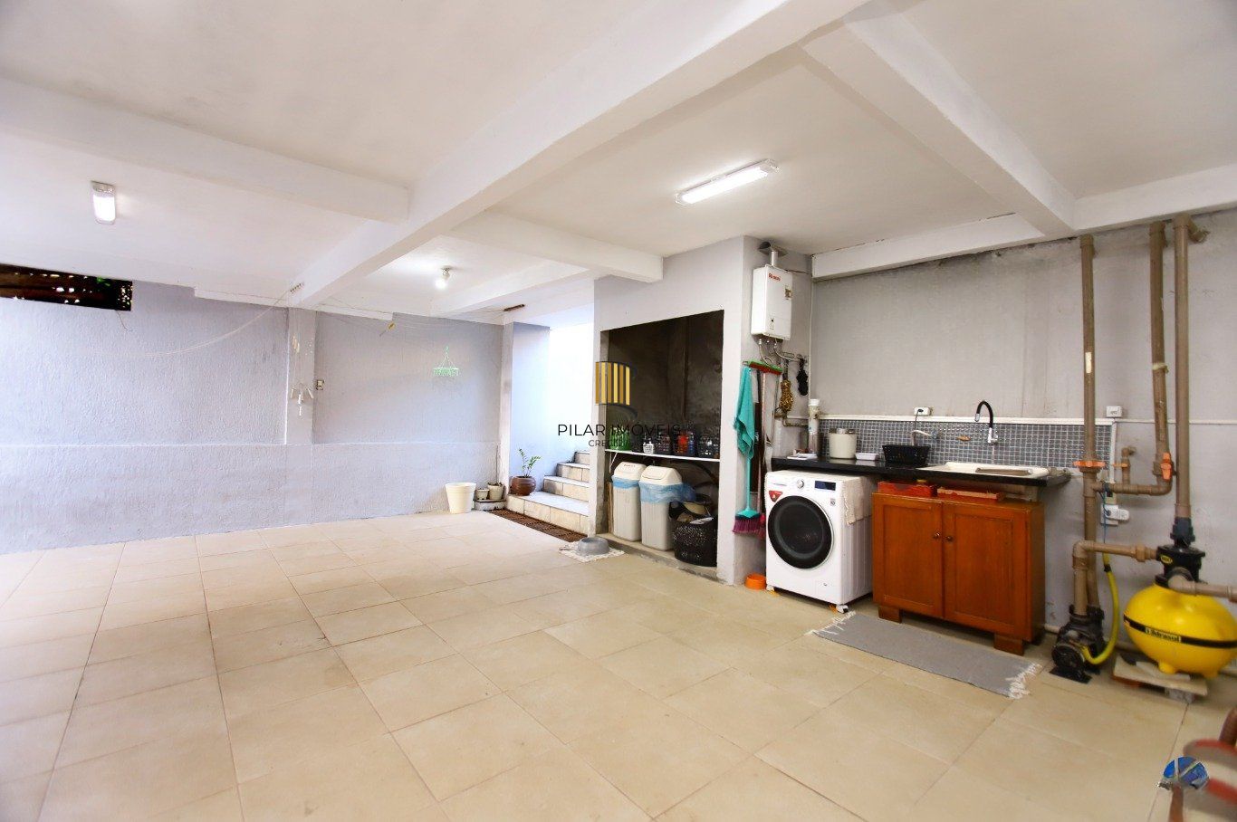 Casa com Edícula nos fundos, total de 5 dormitórios no Bairro gloria.
