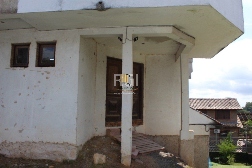 Casa para Venda - 300m², 5 dormitórios, sendo 3 suites, 5 vagas - Teresópolis