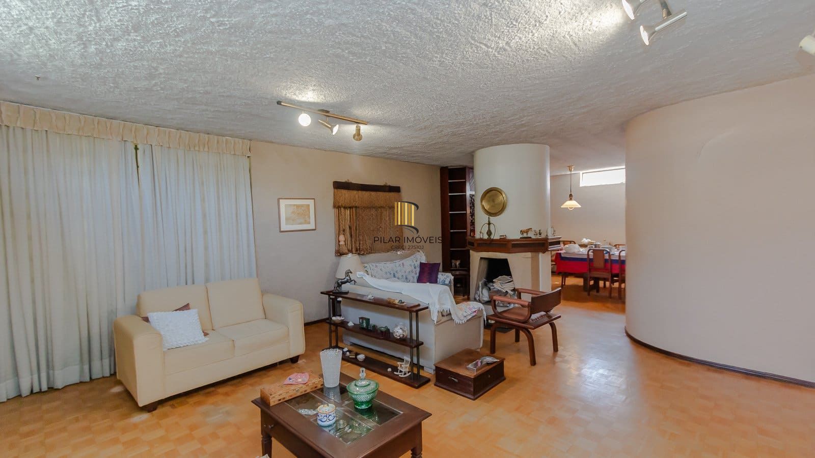 Casa com 3 dormitórios com 279.5m², no bairro Três Figueiras