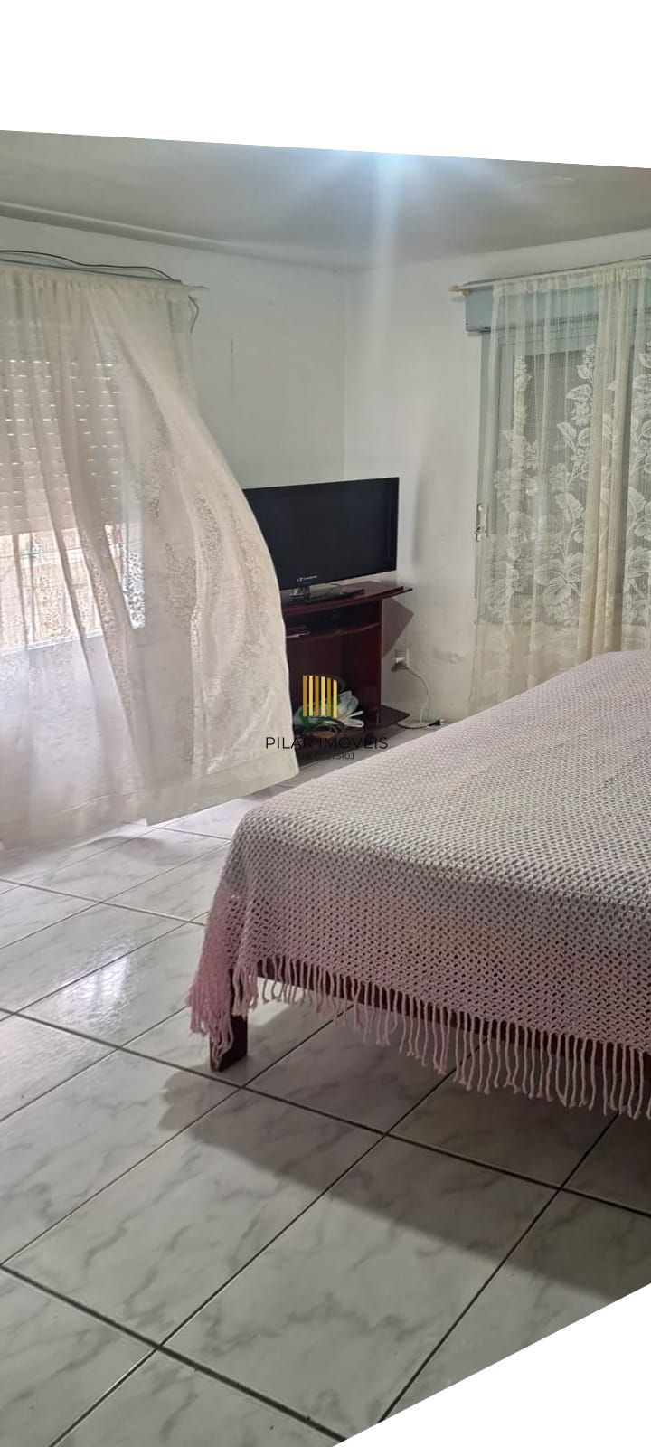 Casa no centro de Tramandaí com 3 dorm, 2 banh + edícula completa, garagem 2 carros com churrasqueira, próxima à Av. Fernandes Bastos.