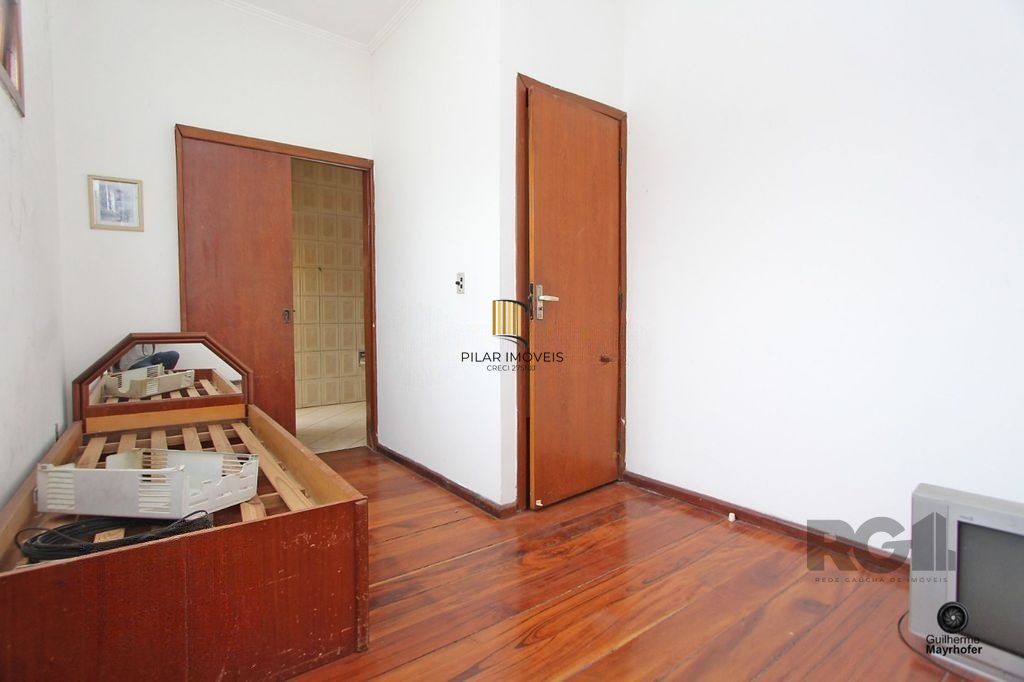 Casa com 5 suítes, 7 banheiros, 4 vagas no bairro Partenon