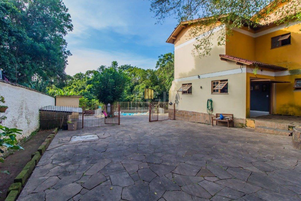 Casa para Venda - 300m², 4 dormitórios, sendo 1 suites, 3 vagas - Santa Isabel