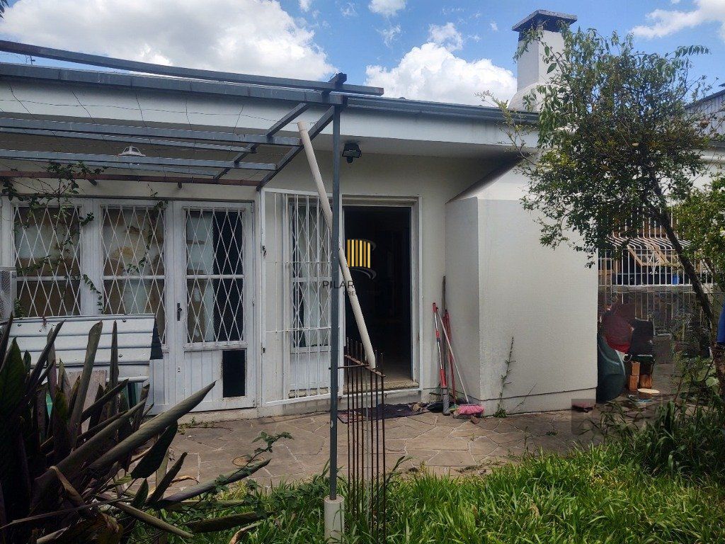 Casa de 2 dormitórios no bairro Passo das Pedras