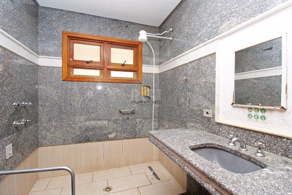 Casa para Venda - 840m², 7 dormitórios, sendo 3 suites, 8 vagas - Medianeira