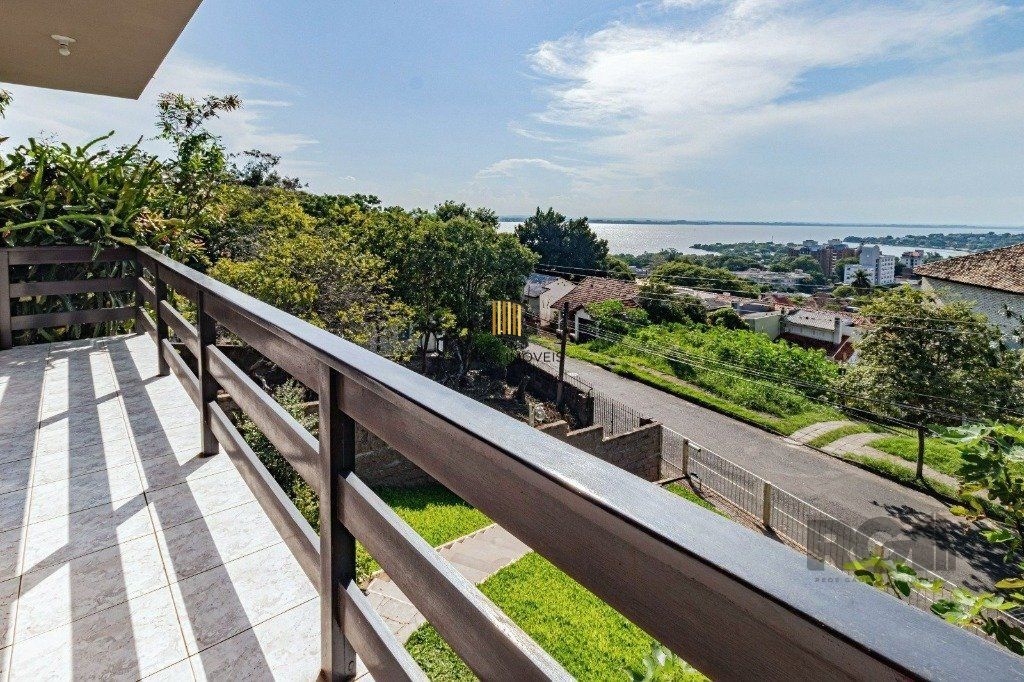 Casa com 267m², 3 dormitórios, 1 vaga no bairro Tristeza