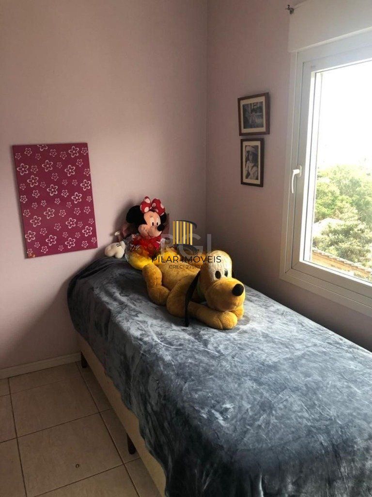Casa com 03 dormitórios, 01 suíte, pátio com churrasqueira e 03 vagas de garagem no bairro Tristeza