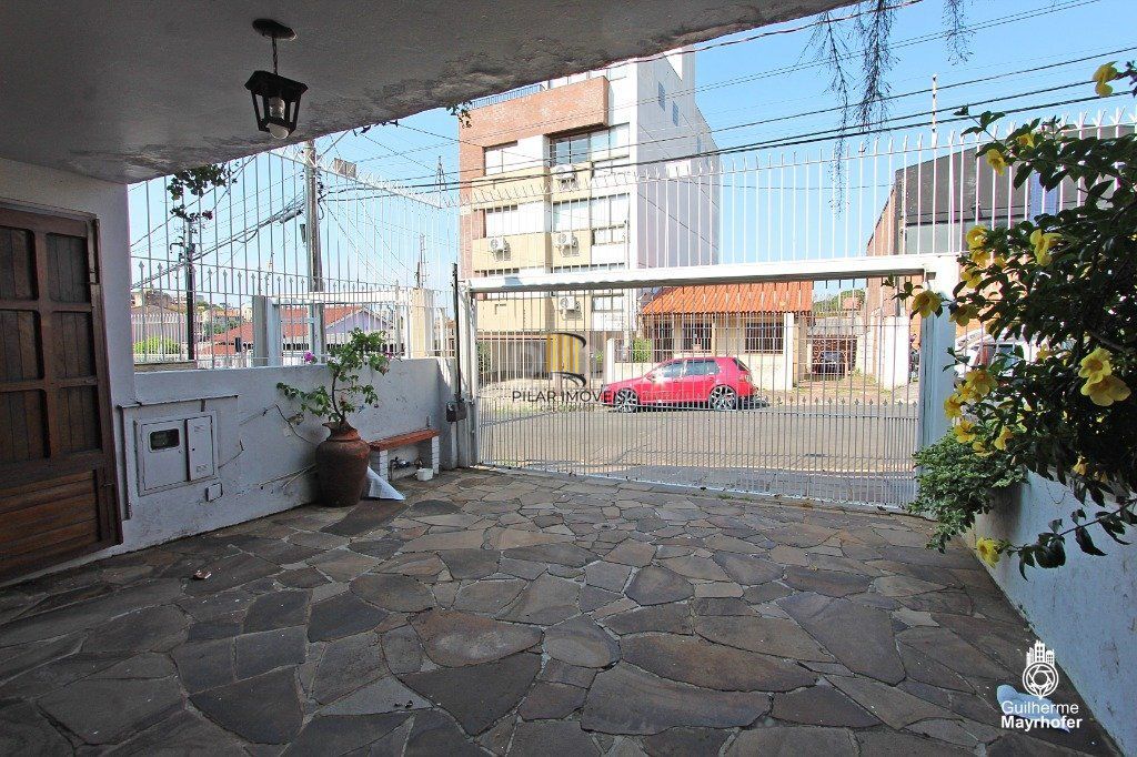 Casa para Venda - 326m², 3 dormitórios, sendo 3 suites, 4 vagas - Glória