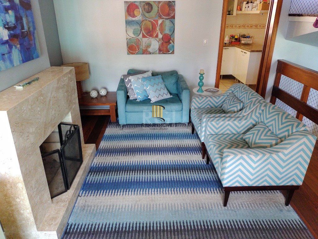 Excelente casa com 03 suíte, espaço gourmet com churrasqueira, living com lareira, pátio com piscina e garagem para 02 carros no bairro Espírito Santo