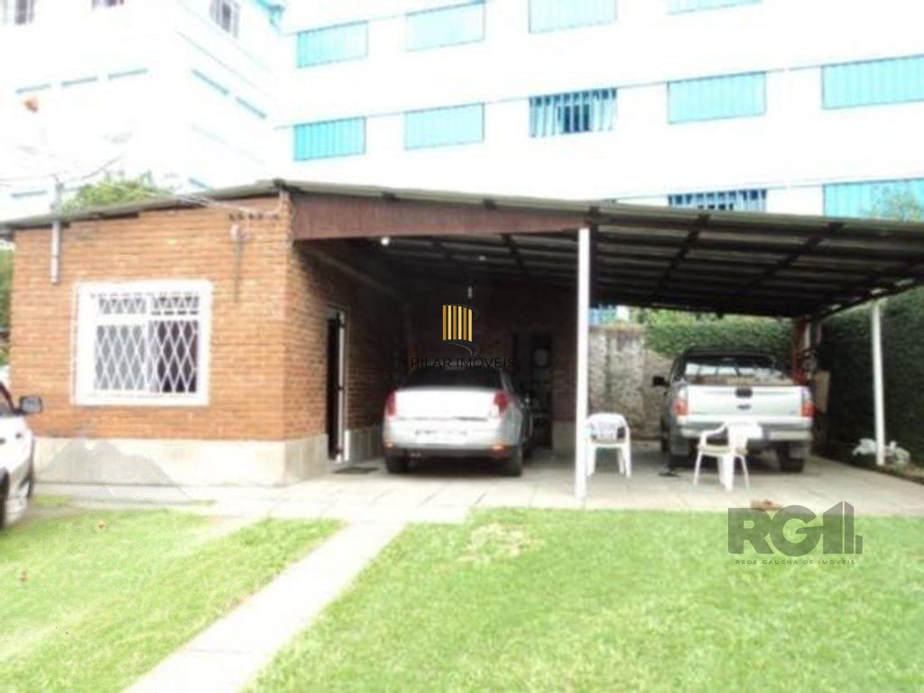 Casa com  terreno 26X44, toda gradeada. Próximas as principais ruas do bairro Glória, podendo ser usado para residência ou comercial.