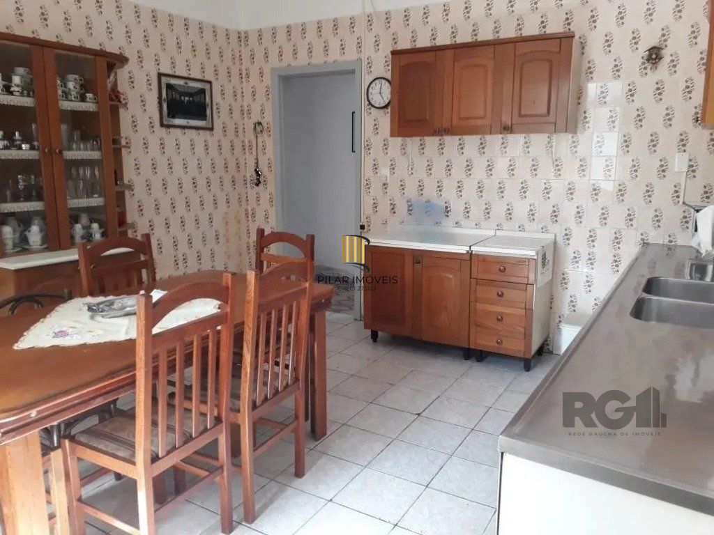 Casa com 5 dormitórios no bairro Passo das Pedras - Porto Alegre