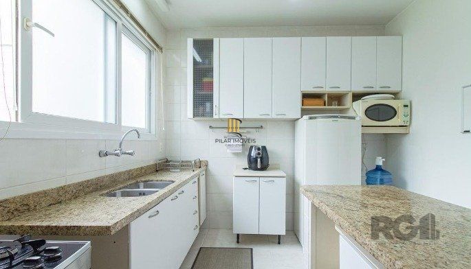 Excelente casa de 157m² com 3 dormitórios, 4 vagas e piscina.