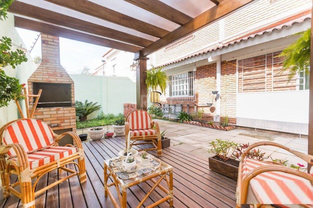 Casa para Venda - 258m², 3 dormitórios, sendo 1 suites, 4 vagas - Teresópolis