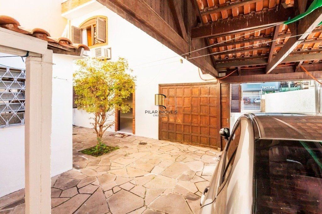 Casa de 266m² - 5 dormitórios, 5 vagas no bairro São João
