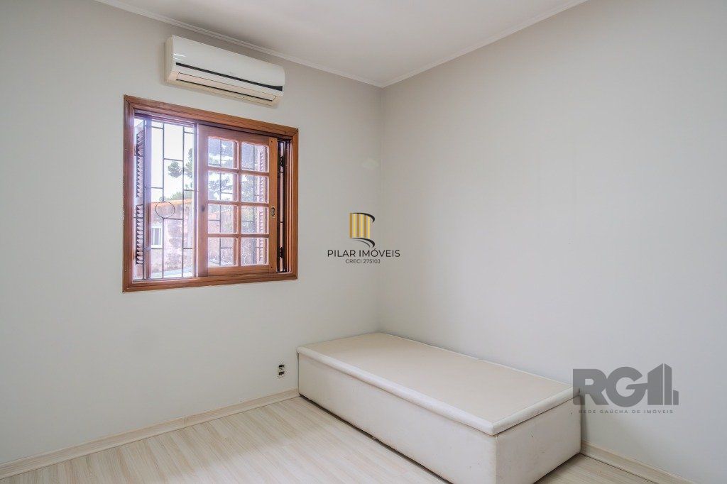 Casa de 214m² com 4 dormitórios, 1 suíte, piscina e 2 vagas no bairro Teresópolis