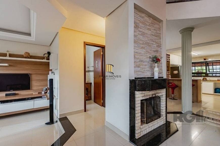 Excelente casa de 209m² com 3 dormitórios, piscina e 3 vagas de garagem.