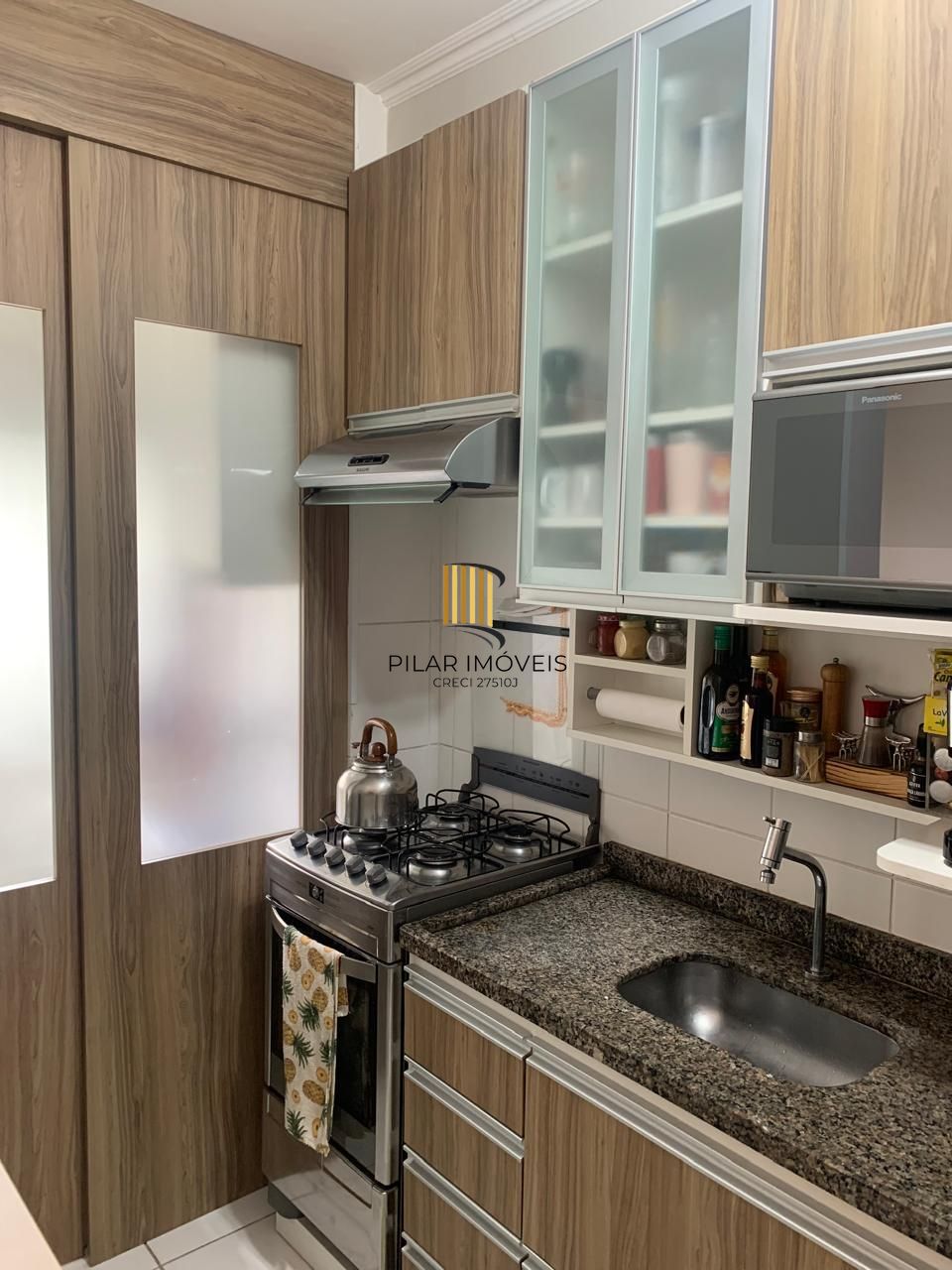 Apartamento de 2 dormitórios com 1 vaga de garagem escriturada, na Rua Dom Vital, Bairro Glória.