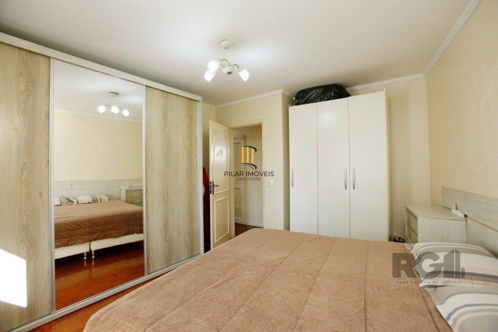 Excelente casa de 235m² com 4 dormitórios e 3 vagas no bairro Azenha.