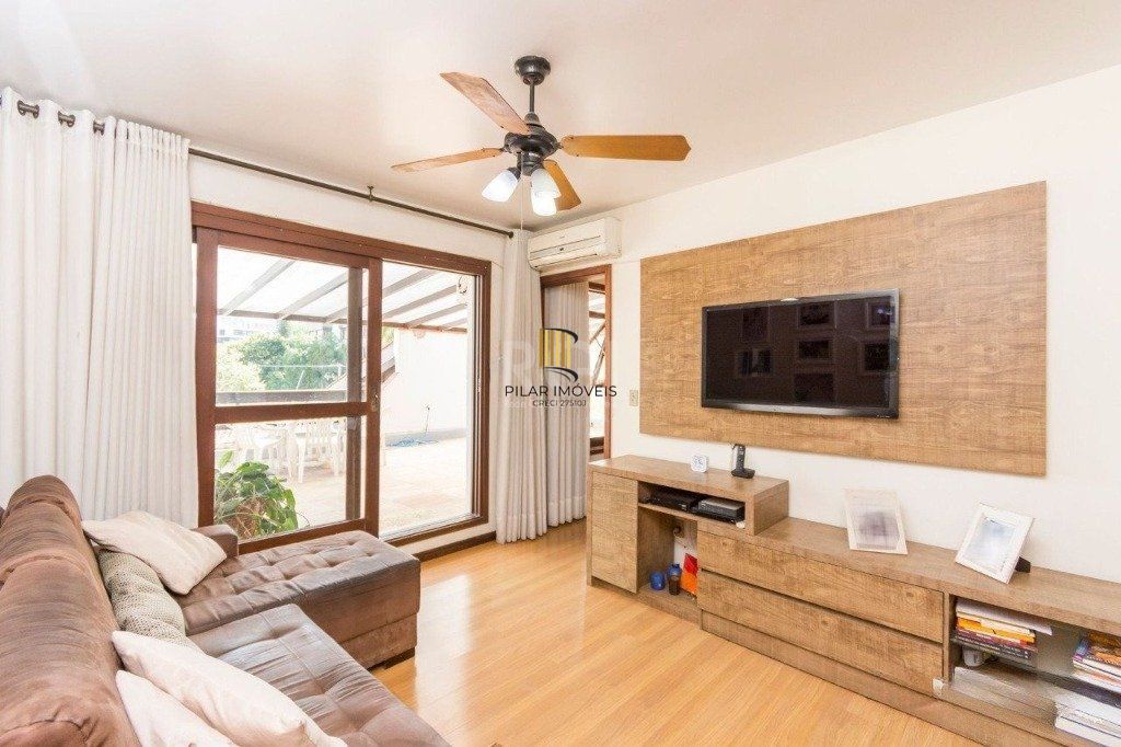 Casa de  333m² com 4 dormitórios, pátio com piscina, espaço gourmet com churrasqueira e 4 vaga de garagem no bairro Passo da Areia