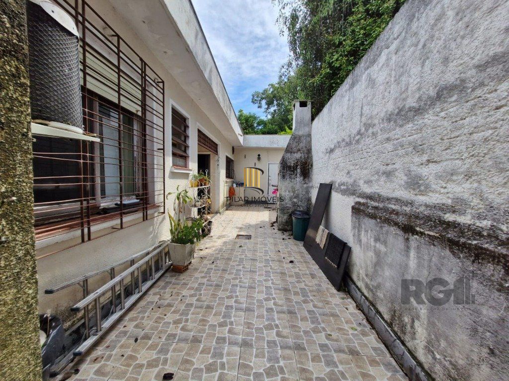 Casa com 243m2 de área privativa, com amplo pátio de 11 x 44, próxima a Av. Teresópolis