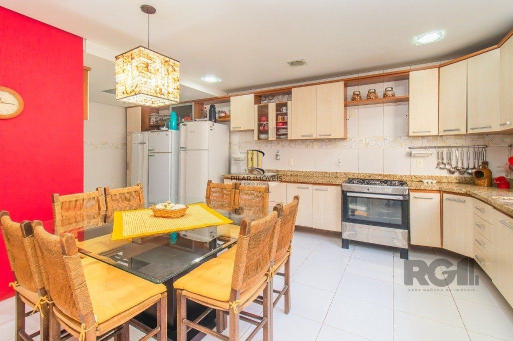 Casa com 4 dormitórios, 3 vagas no bairro Santo Antônio