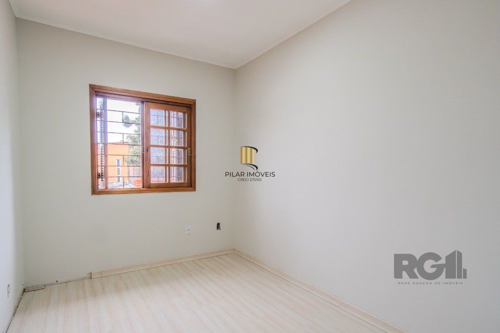 Casa de 214m² com 4 dormitórios, 1 suíte, piscina e 2 vagas no bairro Teresópolis