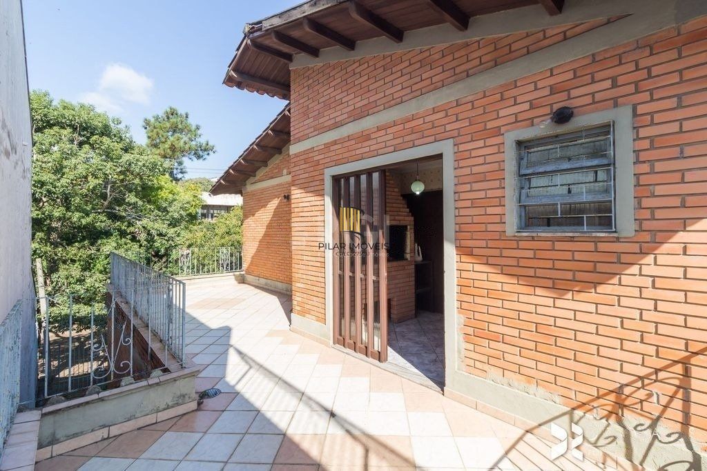 Lindo sobrado com 347m2 de área construída,  5 vagas, espaço de lazer com vista panorâmica.