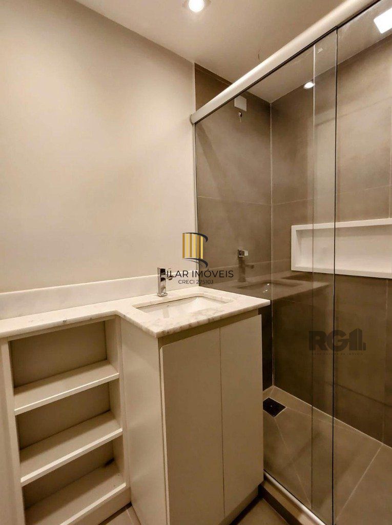 Apartamento semi mobiliado, 67m², 2 dormitórios, 1 vaga no bairro Petrópolis