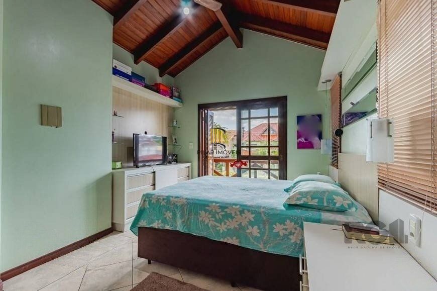 Excelente casa de 209m² com 3 dormitórios, piscina e 3 vagas de garagem.