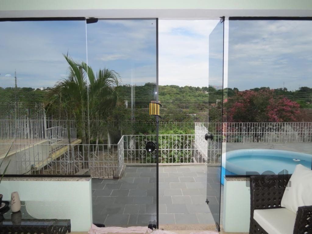 Casa com 167m², 4 dormitórios, 2 suítes, 2 vagas no bairro Santa Tereza