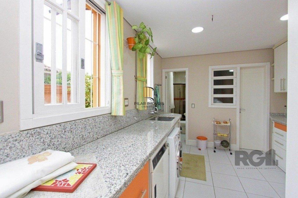 Excelente casa de 330m² com 3 dormitórios, piscina e 3 vagas.