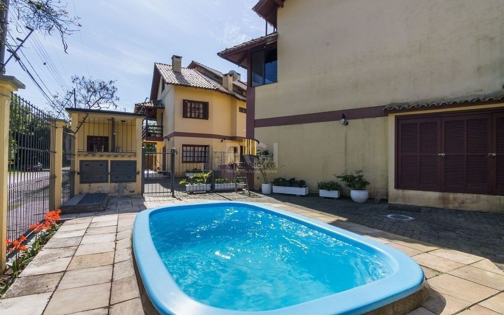 Casa 160m² - 3 dormitórios, 1 suíte, churrasqueira, terraço e 2 vagas de garagem no Guarujá