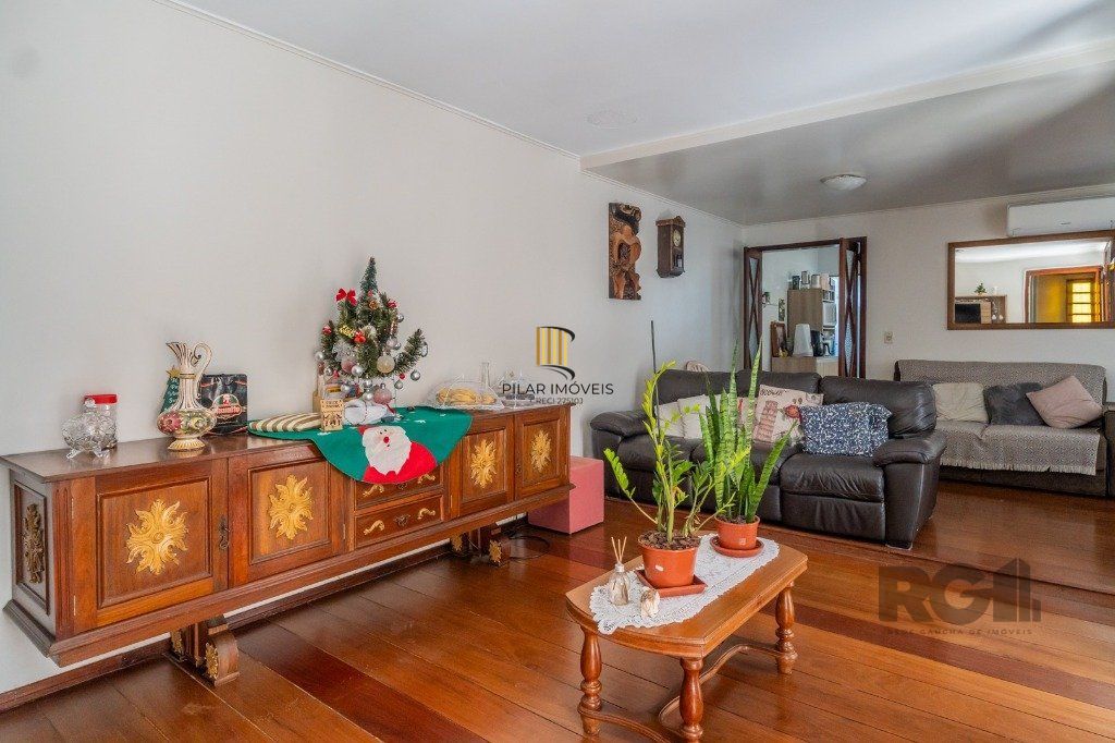 Casa com 4 dormitórios no bairro Gloria