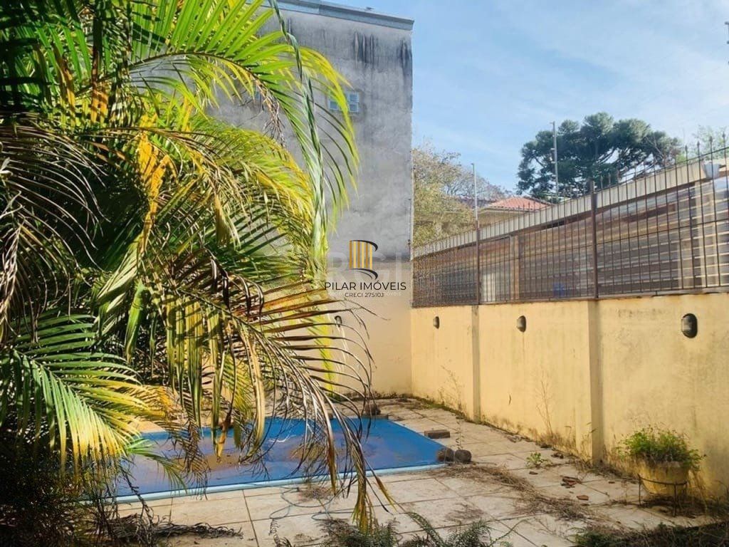Encantadora residência com 03 dormitórios sendo 01 suíte e piscina.