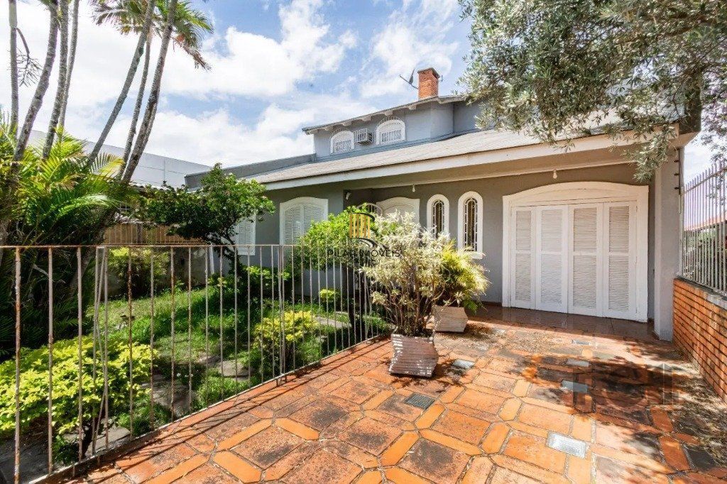 Casa com 3 dormitórios no bairro Passo das Pedras