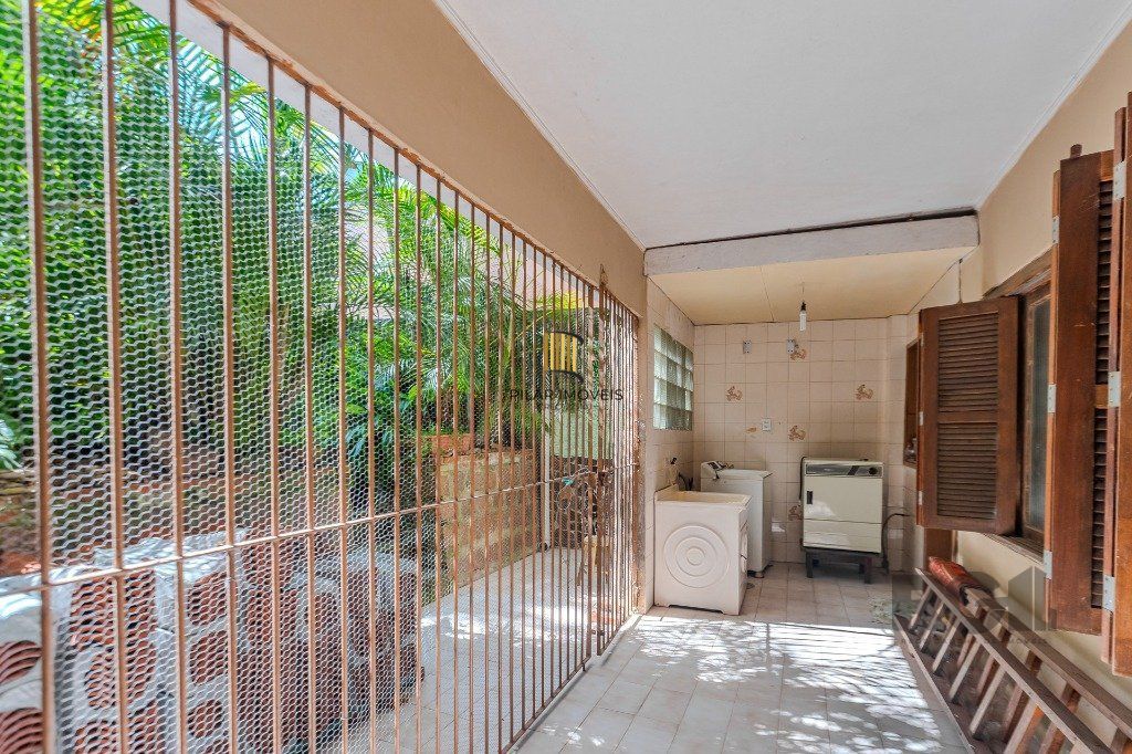 Prédio de 328m² - 4 dormitórios, 2 vagas no bairro Chácara das Pedras