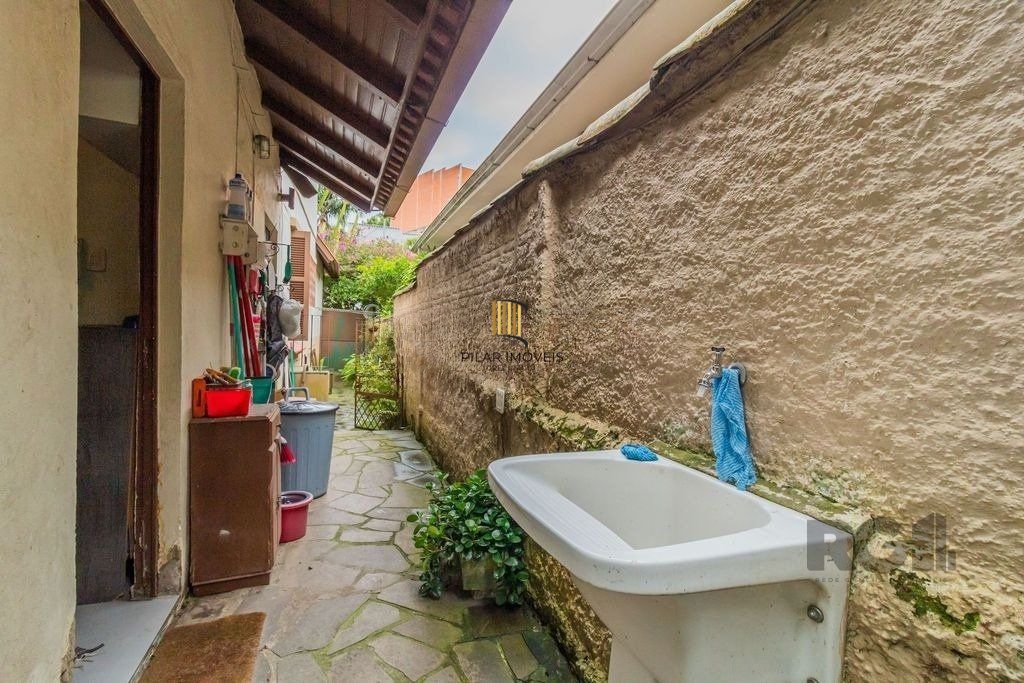 Impecável casa no bairro Medianeira. Living de 3 ambientes com lareira. Com 4 dormitórios sendo 1 suíte também com lareira. Ampla cozinha mobiliada e reformada. Dormitórios com armários fixos .