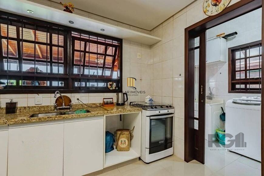 Excelente casa de 209m² com 3 dormitórios, piscina e 3 vagas de garagem.