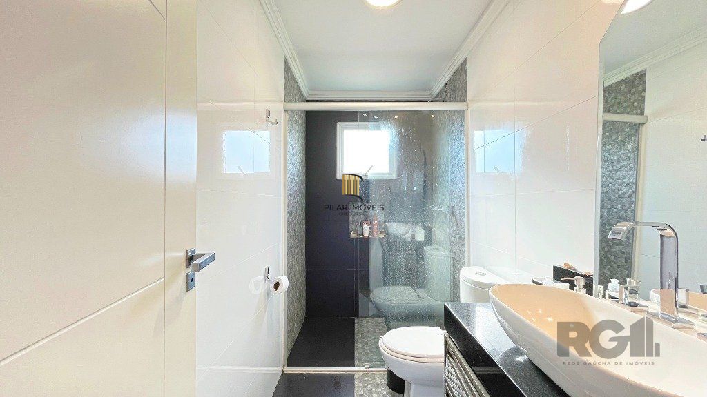 Excelente casa 03 dormitórios sendo 01 suíte com jacuzzi, 03 banheiros,  03 vagas, próxima a Av. Vicente Montéggia