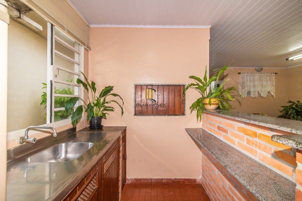 Casa de 289m² - 3 dormitórios, 1 suíte, 4 salas, churrasqueira, pátio e 4 vagas de garagem no bairro Partenon