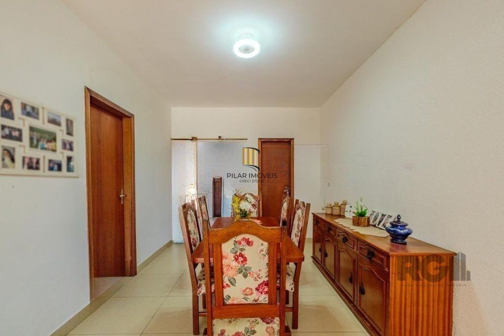Casa de 3 dormitórios no bairro Rubem Berta