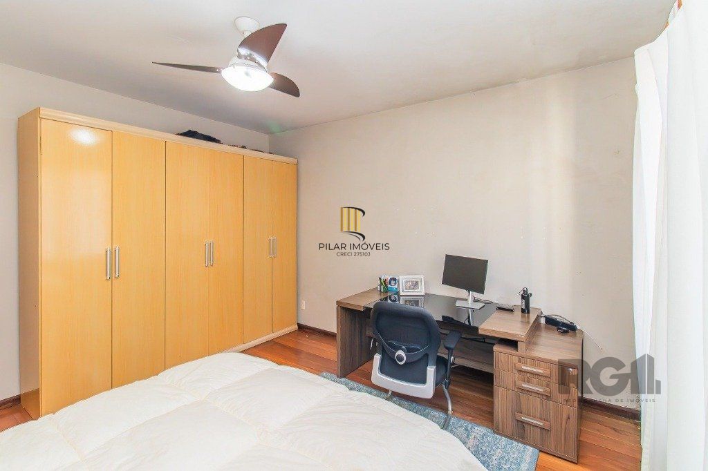 Casa com 4 dormitórios, 3 vagas no bairro Santo Antônio