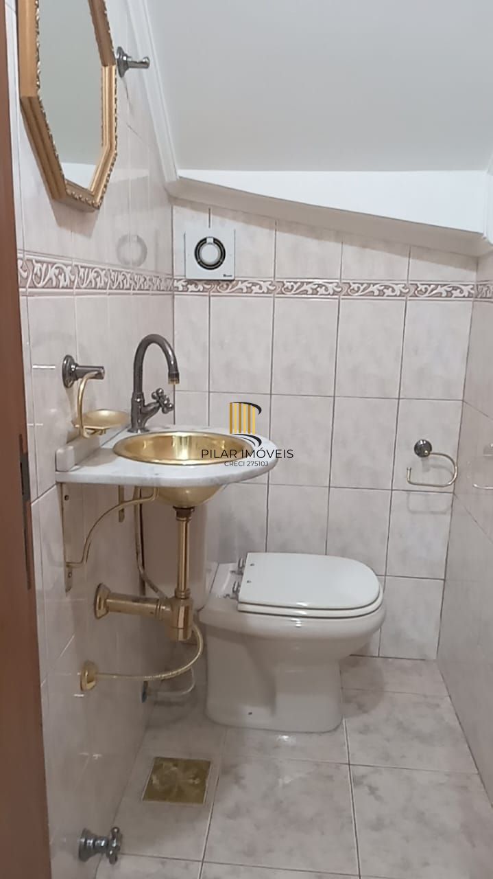Casa 03 dormitórios, com páteo