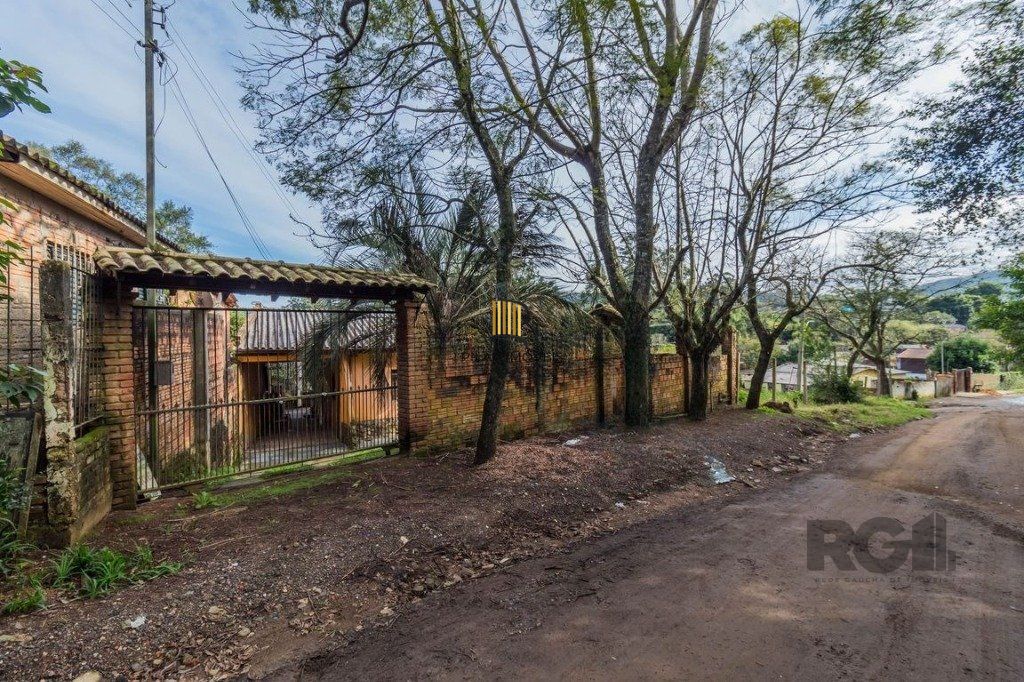 Casa de 3 dormitórios no bairro  Lomba do Pinheiro